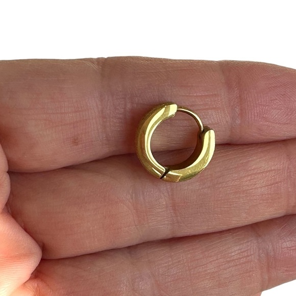 J & Co. NEW gold plated engraved chunky hoop Huggie earring - single - Picture 4 of 11